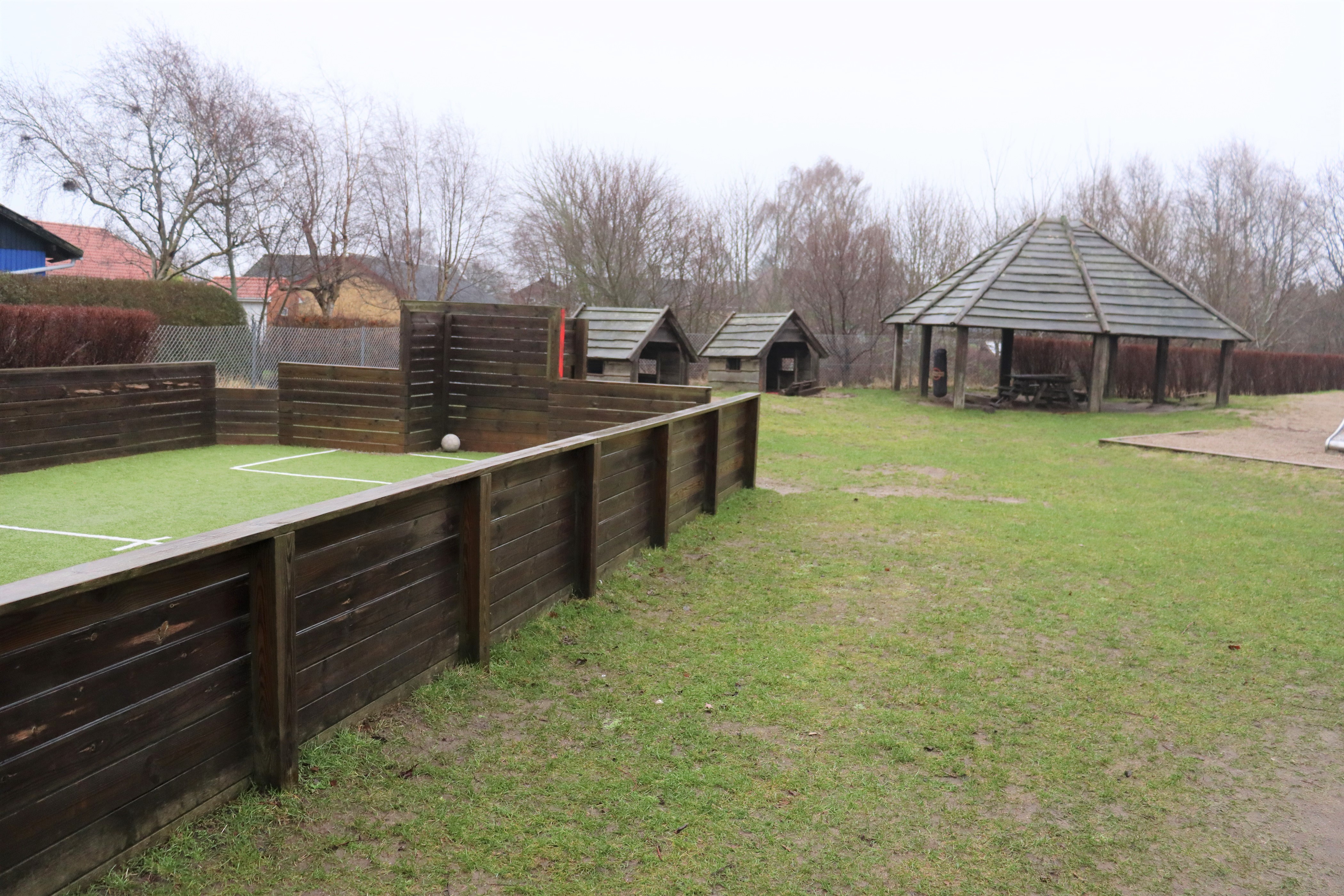 Børnehavens legeplads med indbygget fodboldbane og legehuse