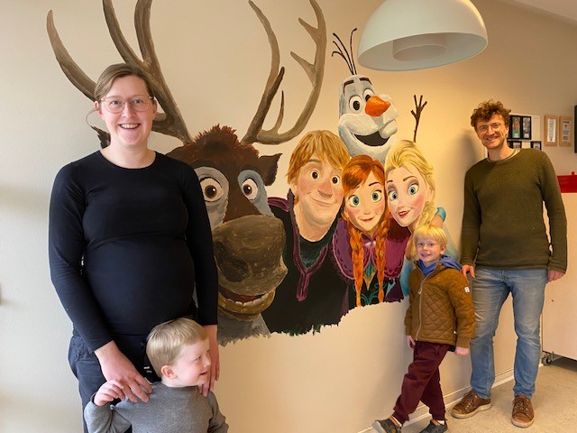 Familie foran maleri fra Frost Universet