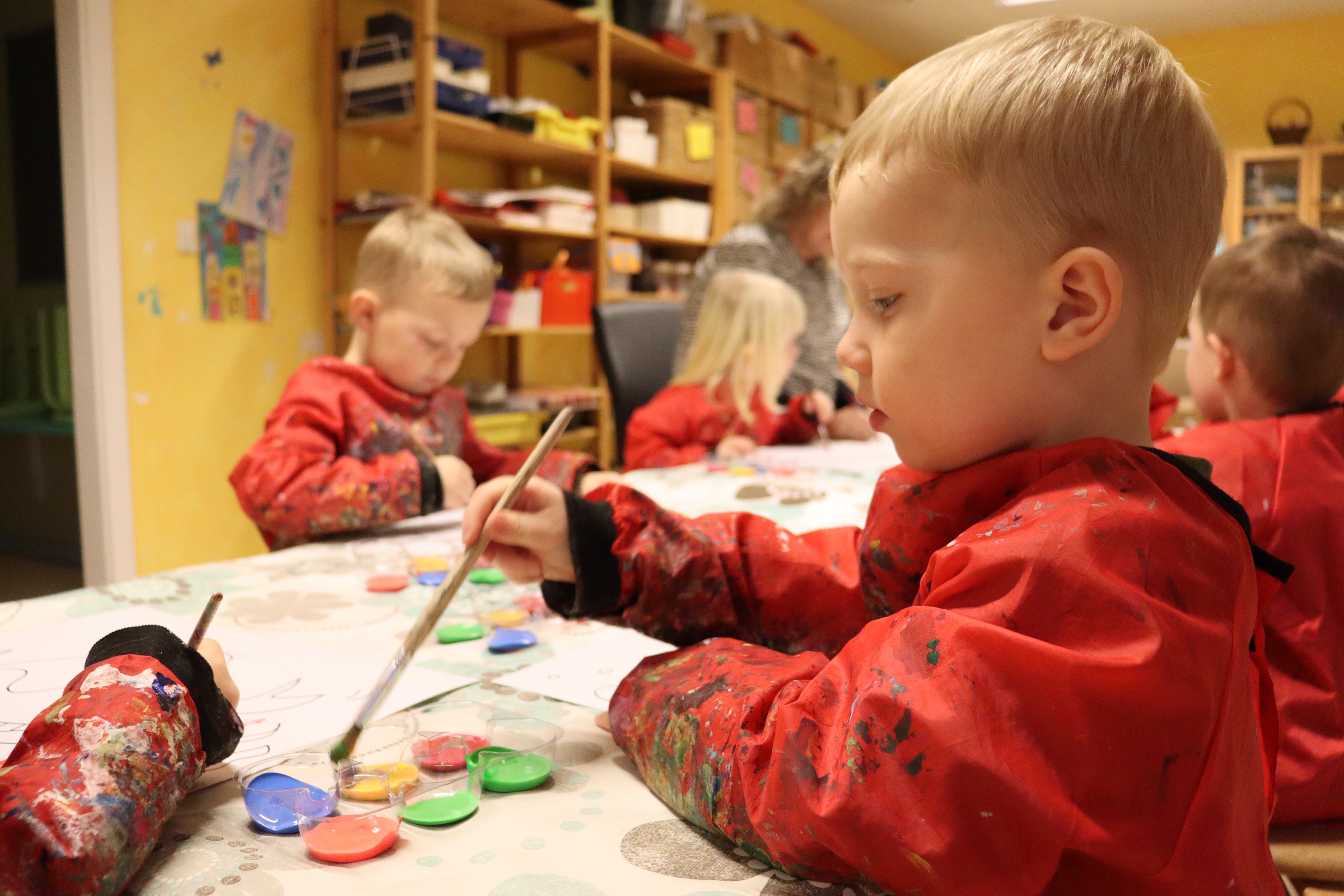 Malerværksted med børn der maler